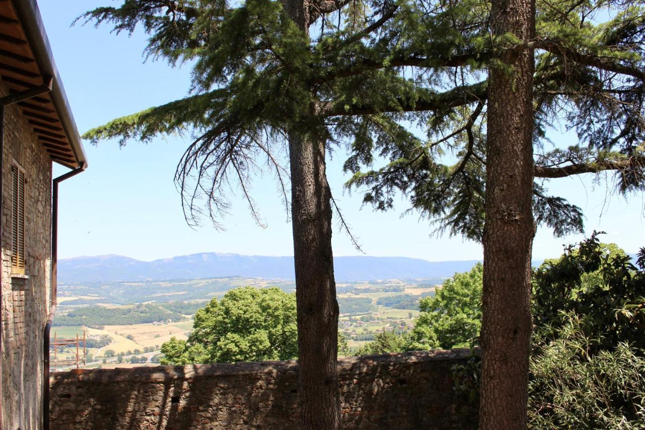 Monastero Ss. Annunziata Hotel Todi Buitenkant foto A view of the village