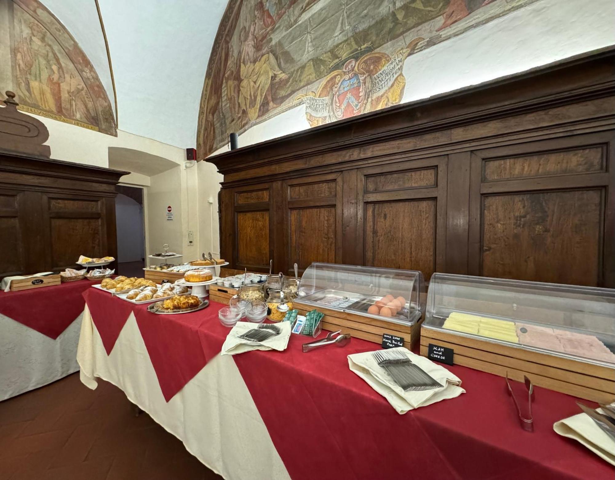 Monastero Ss. Annunziata Hotel Todi Buitenkant foto The buffet at the 2019 edition of the festival