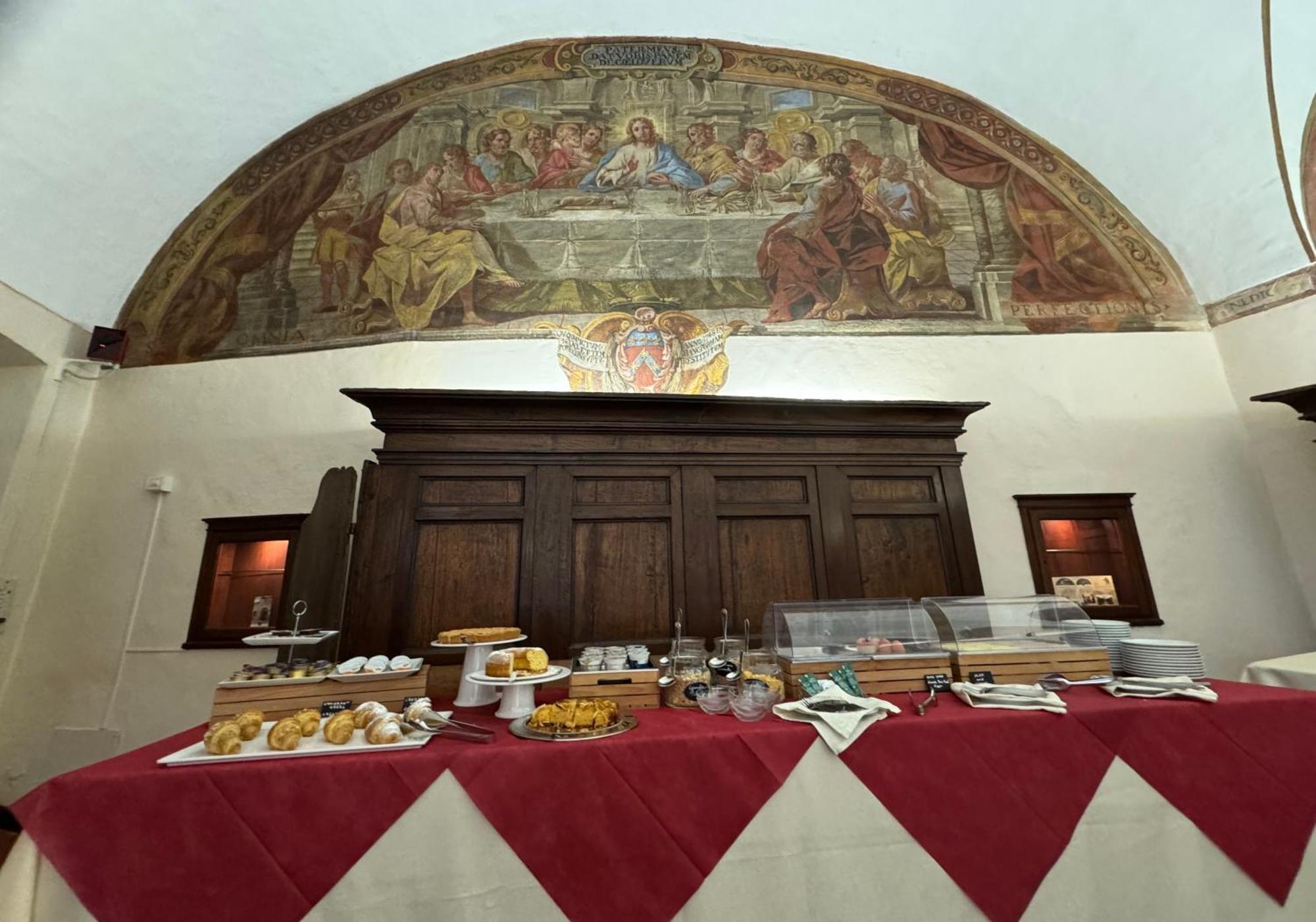 Monastero Ss. Annunziata Hotel Todi Buitenkant foto The interior of the refectory