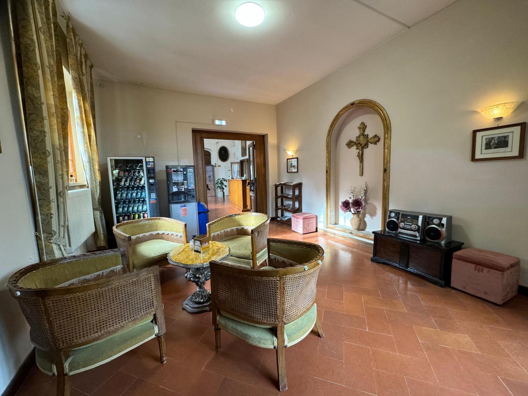 Monastero Ss. Annunziata Hotel Todi Buitenkant foto The interior of the church