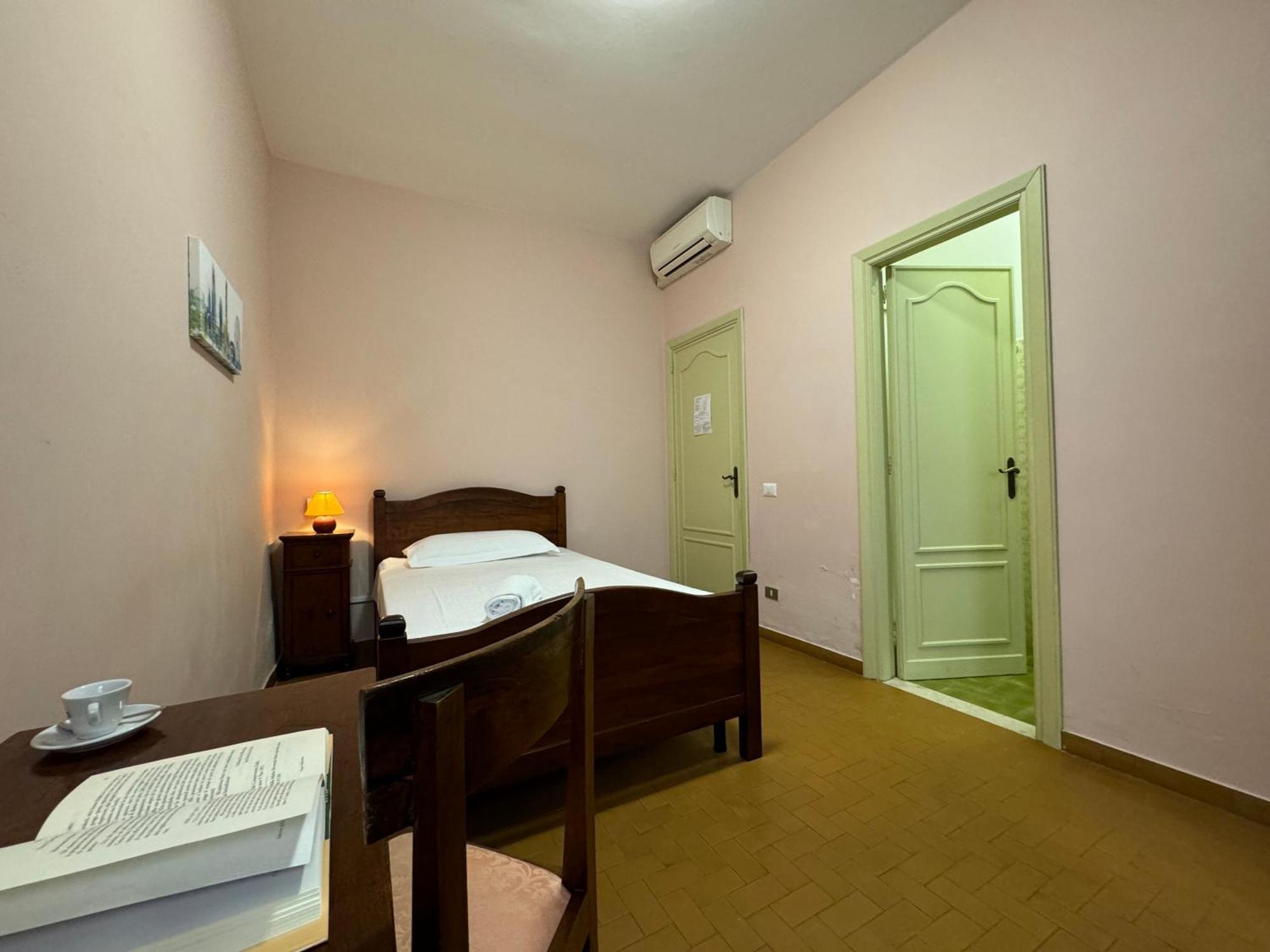 Monastero Ss. Annunziata Hotel Todi Buitenkant foto A room at the hotel