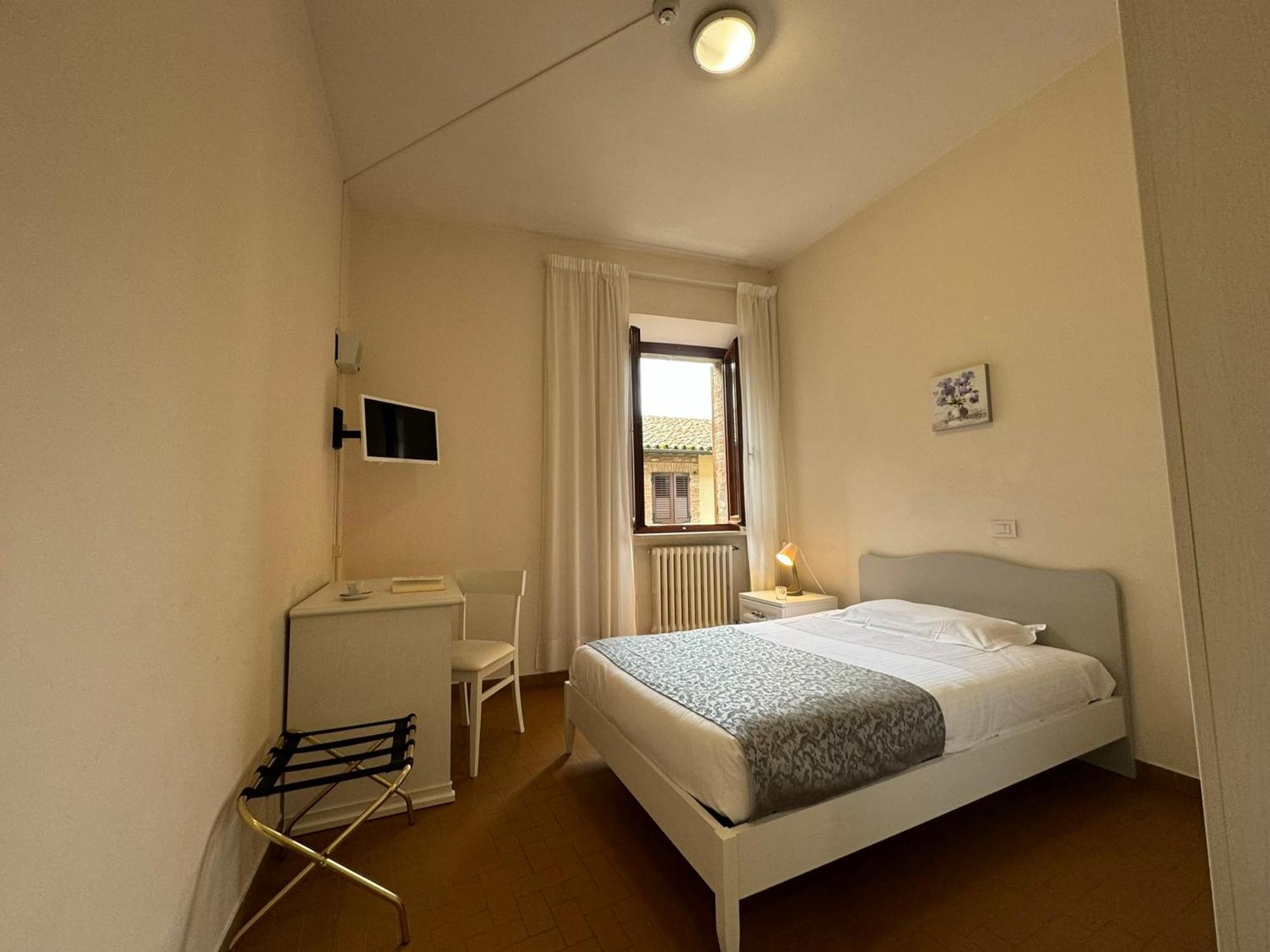 Monastero Ss. Annunziata Hotel Todi Buitenkant foto A room at the hostel