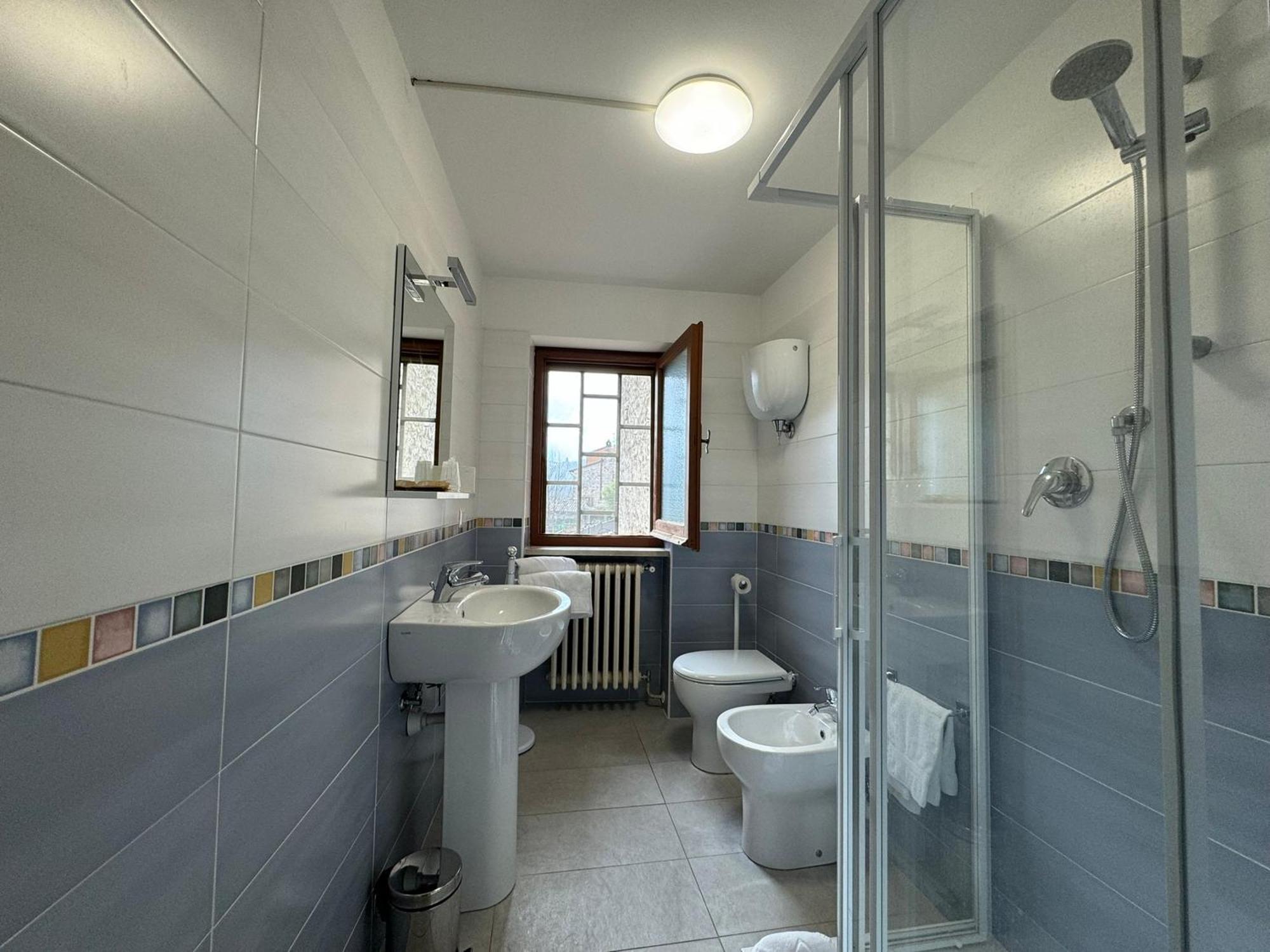 Monastero Ss. Annunziata Hotel Todi Buitenkant foto Bathroom with shower enclosure