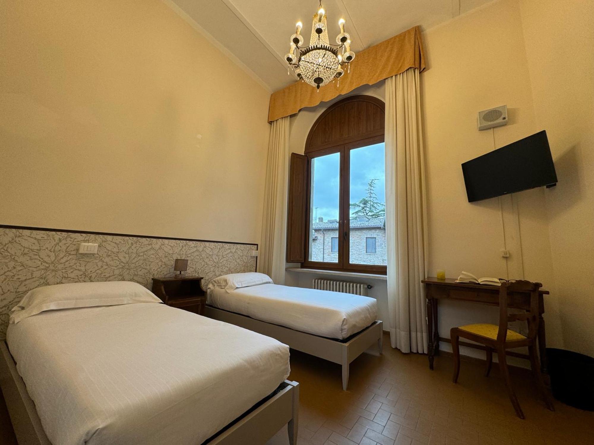 Monastero Ss. Annunziata Hotel Todi Buitenkant foto A room at the hotel