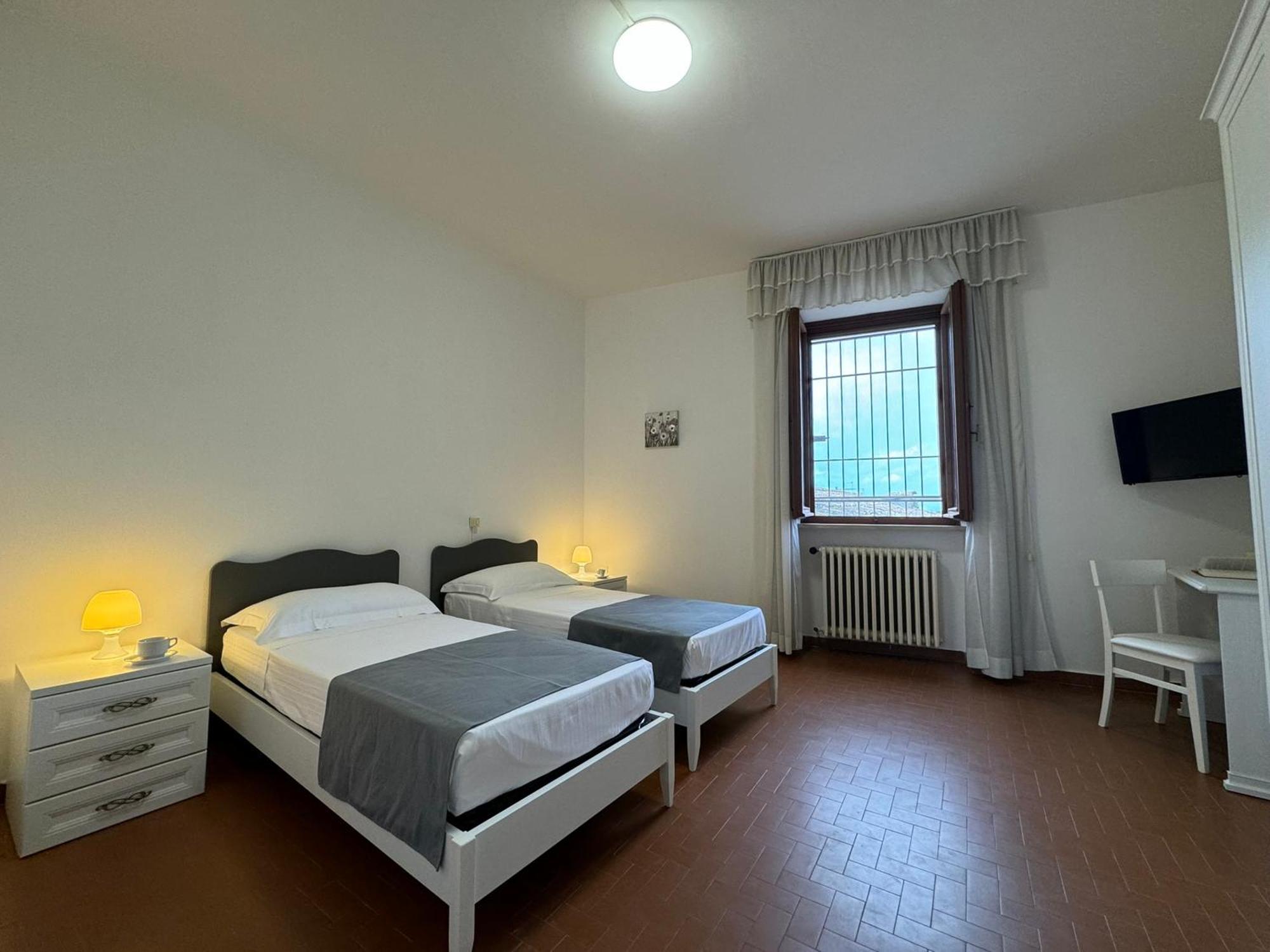 Monastero Ss. Annunziata Hotel Todi Buitenkant foto A room at the residence