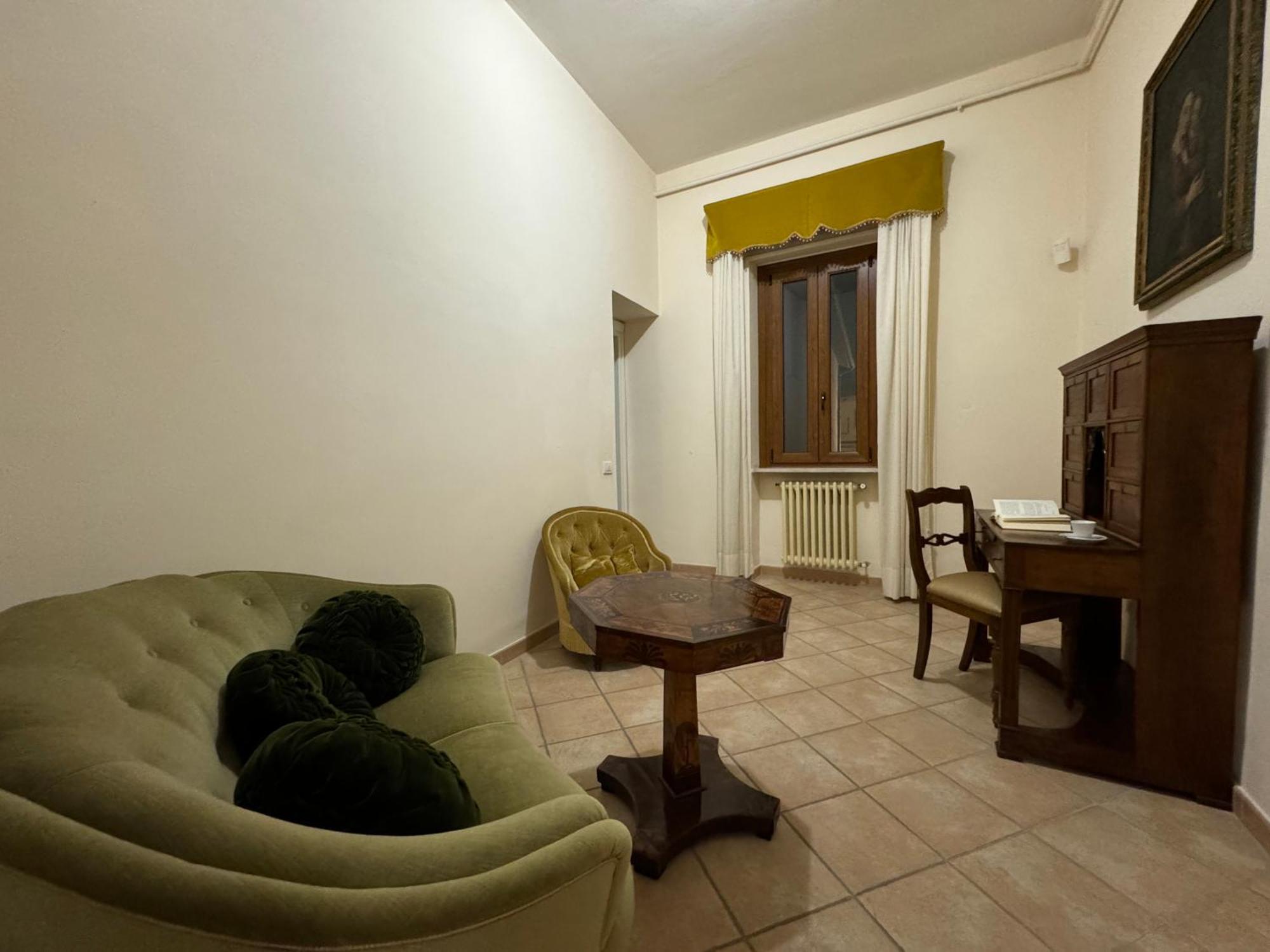 Monastero Ss. Annunziata Hotel Todi Buitenkant foto The room of the monastery where the body of Saint Thomas was found