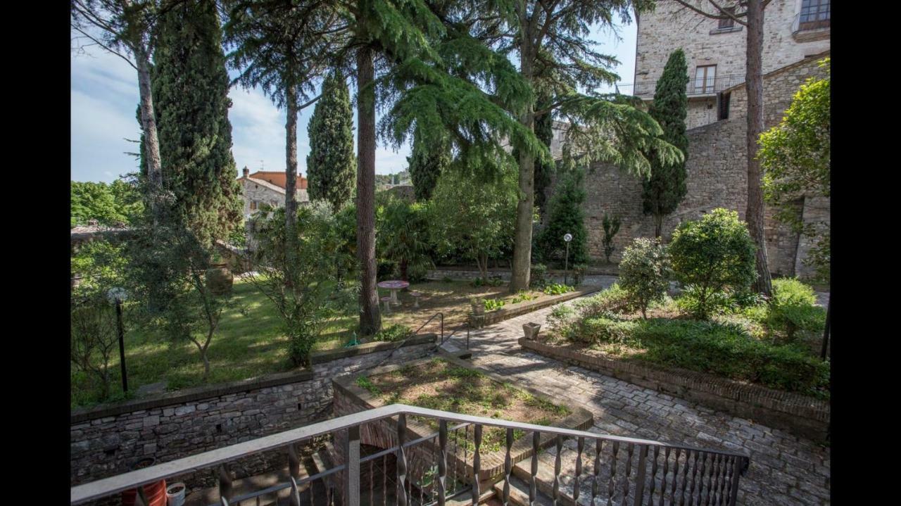 Monastero Ss. Annunziata Hotel Todi Buitenkant foto The garden of the museum